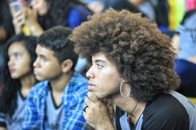 Um dos públicos mais constantes na 23ª Feira Pan-Amazônica do Livro e das Multivozes, que segue até o próximo domingo (1°), no Hangar Centro de Convenções, é o de estudantes da rede pública e privada de ensino. Organizados em caravanas ou deslocados por transporte público mesmo, muitos saem até de outros municípios para prestigiar a programação da Feira, que envolve, além da exposição e comercialização de livros, palestras, rodas de conversa, apresentações teatrais e de dança, entre outras. <div class='credito_fotos'>Foto: Maycon Nunes / Ag. Pará   |   <a href='/midias/2019/originais/5369__v5o4543-01.jpg' download><i class='fa-solid fa-download'></i> Download</a></div>