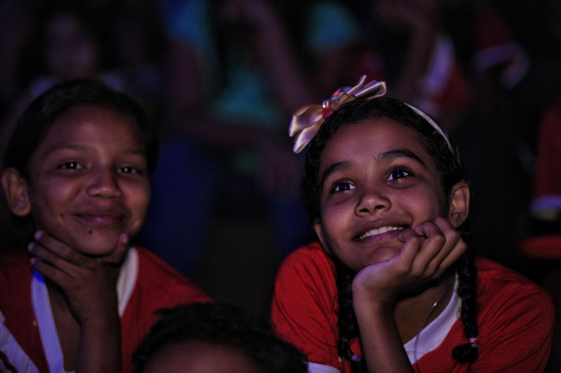 Um dos públicos mais constantes na 23ª Feira Pan-Amazônica do Livro e das Multivozes, que segue até o próximo domingo (1°), no Hangar Centro de Convenções, é o de estudantes da rede pública e privada de ensino. Organizados em caravanas ou deslocados por transporte público mesmo, muitos saem até de outros municípios para prestigiar a programação da Feira, que envolve, além da exposição e comercialização de livros, palestras, rodas de conversa, apresentações teatrais e de dança, entre outras. <div class='credito_fotos'>Foto: Maycon Nunes / Ag. Pará   |   <a href='/midias/2019/originais/5369__v5o4572-01.jpg' download><i class='fa-solid fa-download'></i> Download</a></div>