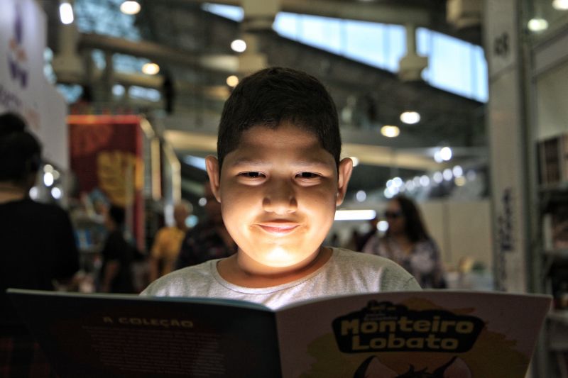 Um dos públicos mais constantes na 23ª Feira Pan-Amazônica do Livro e das Multivozes, que segue até o próximo domingo (1°), no Hangar Centro de Convenções, é o de estudantes da rede pública e privada de ensino. Organizados em caravanas ou deslocados por transporte público mesmo, muitos saem até de outros municípios para prestigiar a programação da Feira, que envolve, além da exposição e comercialização de livros, palestras, rodas de conversa, apresentações teatrais e de dança, entre outras. <div class='credito_fotos'>Foto: Maycon Nunes / Ag. Pará   |   <a href='/midias/2019/originais/5369__v5o4936-01.jpg' download><i class='fa-solid fa-download'></i> Download</a></div>