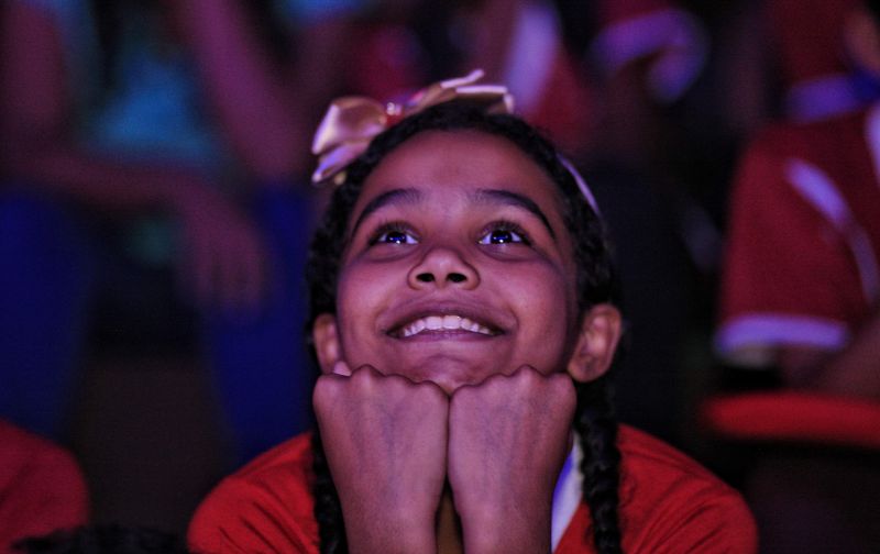 Um dos públicos mais constantes na 23ª Feira Pan-Amazônica do Livro e das Multivozes, que segue até o próximo domingo (1°), no Hangar Centro de Convenções, é o de estudantes da rede pública e privada de ensino. Organizados em caravanas ou deslocados por transporte público mesmo, muitos saem até de outros municípios para prestigiar a programação da Feira, que envolve, além da exposição e comercialização de livros, palestras, rodas de conversa, apresentações teatrais e de dança, entre outras. <div class='credito_fotos'>Foto: Maycon Nunes / Ag. Pará   |   <a href='/midias/2019/originais/5369__v5o53511-01.jpg' download><i class='fa-solid fa-download'></i> Download</a></div>