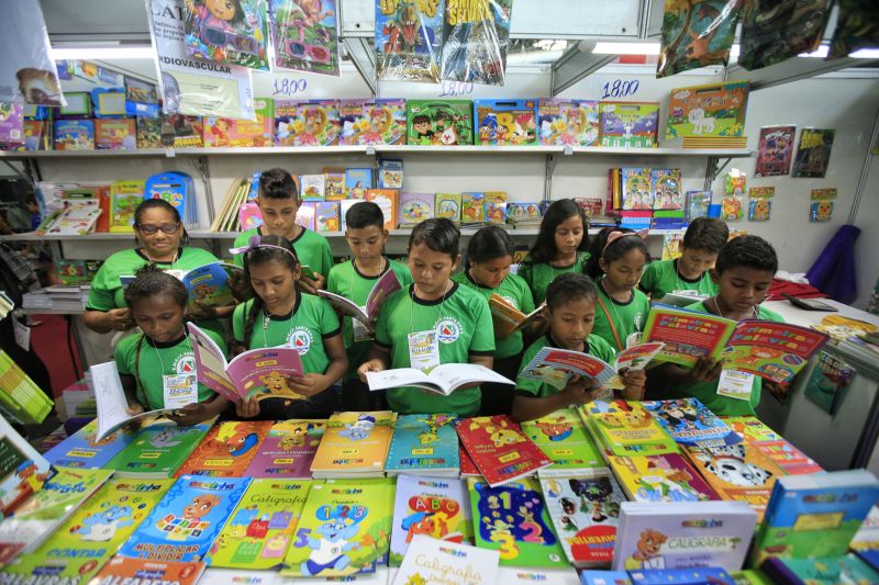 Um dos públicos mais constantes na 23ª Feira Pan-Amazônica do Livro e das Multivozes, que segue até o próximo domingo (1°), no Hangar Centro de Convenções, é o de estudantes da rede pública e privada de ensino. Organizados em caravanas ou deslocados por transporte público mesmo, muitos saem até de outros municípios para prestigiar a programação da Feira, que envolve, além da exposição e comercialização de livros, palestras, rodas de conversa, apresentações teatrais e de dança, entre outras. <div class='credito_fotos'>Foto: Maycon Nunes / Ag. Pará   |   <a href='/midias/2019/originais/5369__v5o5898-01.jpg' download><i class='fa-solid fa-download'></i> Download</a></div>