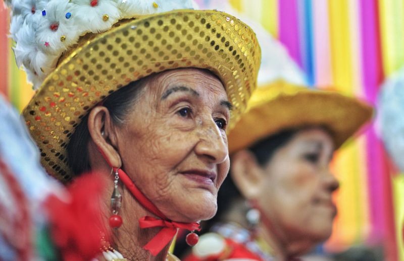 Um dos públicos mais constantes na 23ª Feira Pan-Amazônica do Livro e das Multivozes, que segue até o próximo domingo (1°), no Hangar Centro de Convenções, é o de estudantes da rede pública e privada de ensino. Organizados em caravanas ou deslocados por transporte público mesmo, muitos saem até de outros municípios para prestigiar a programação da Feira, que envolve, além da exposição e comercialização de livros, palestras, rodas de conversa, apresentações teatrais e de dança, entre outras. <div class='credito_fotos'>Foto: Maycon Nunes / Ag. Pará   |   <a href='/midias/2019/originais/5369__v5o62211-01.jpg' download><i class='fa-solid fa-download'></i> Download</a></div>