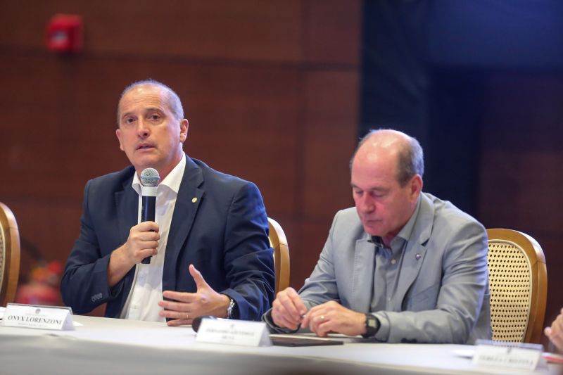 Governadores da Amazônia Oriental se reúnem, neste momento, com uma comitiva formada por ministros e coordenada pelo chefe da Casa Civil, Onyx Lorenzoni, realizada no Hangar Centro de Convenções da Amazônia.  <div class='credito_fotos'>Foto: Marco Santos / Ag. Pará   |   <a href='/midias/2019/originais/5395__s013677.jpg' download><i class='fa-solid fa-download'></i> Download</a></div>