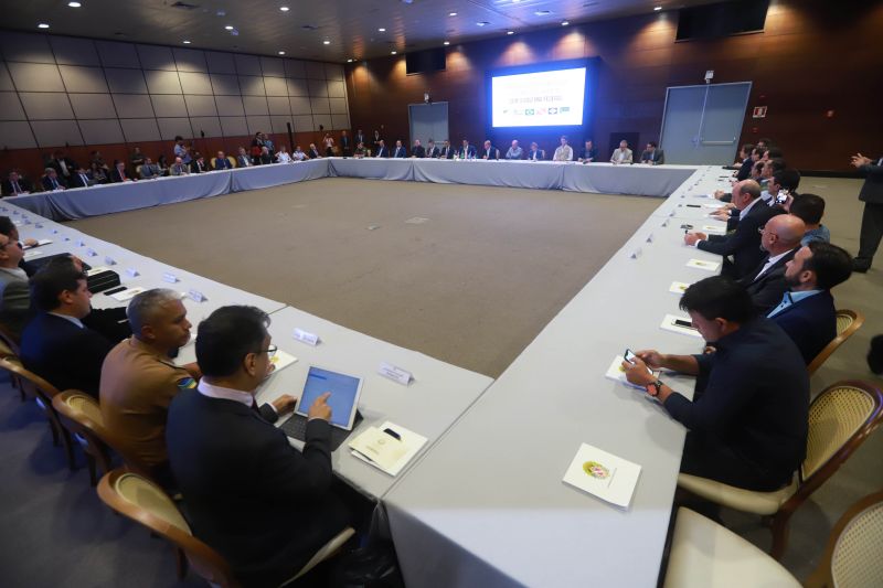 Governadores da Amazônia Oriental se reúnem, neste momento, com uma comitiva formada por ministros e coordenada pelo chefe da Casa Civil, Onyx Lorenzoni, realizada no Hangar Centro de Convenções da Amazônia.  <div class='credito_fotos'>Foto: Marco Santos / Ag. Pará   |   <a href='/midias/2019/originais/5395_img_1620.jpg' download><i class='fa-solid fa-download'></i> Download</a></div>