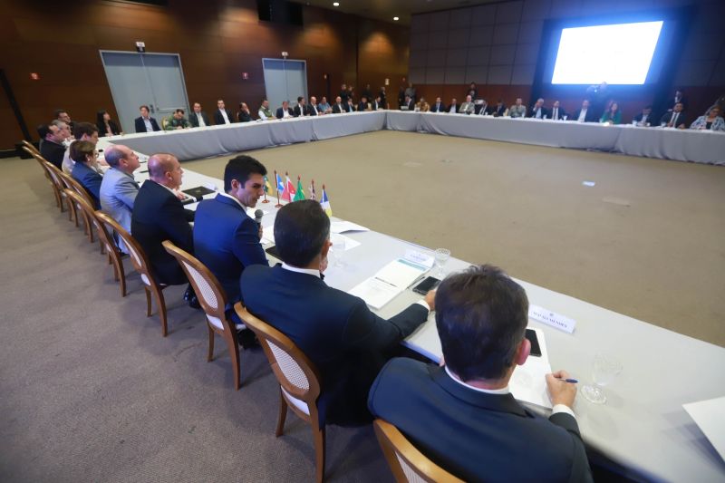 Governadores da Amazônia Oriental se reúnem, neste momento, com uma comitiva formada por ministros e coordenada pelo chefe da Casa Civil, Onyx Lorenzoni, realizada no Hangar Centro de Convenções da Amazônia.  <div class='credito_fotos'>Foto: Marco Santos / Ag. Pará   |   <a href='/midias/2019/originais/5395_img_1682.jpg' download><i class='fa-solid fa-download'></i> Download</a></div>