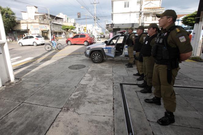 A feirante Lílian Monteiro, de 44 anos, há 5 tem uma barraca em uma feira no bairro do Guamá. Embora tenha a sorte de nunca ter sofrido um assalto na vida, ela reconhece que as chances de algo do tipo acontecer diminuem bastante quando há policiamento à vista. E reconhece ainda que a movimentação no entorno mudou sensivelmente depois que uma viatura passou a ficar de prontidão bem na esquina onde ela trabalha. . Essa maior tranquilidade que Lilian e boa parte da população já consegue sentir é fruto da operação Polícia Mais Forte, criada pelo Governo do Estado e operacionalizada pela Polícia Militar desde o dia 12 de janeiro, e que deve durar por tempo indeterminado. Diariamente - Na prática, são 180 PMs a mais nas ruas e outras 60 viaturas extras atuando em todos os bairros de Belém e região metropolitana. 

FOTO: RICARDO AMANAJÁS / AG. PARÁ
DATA: 04.02.2019
BELÉM - PARÁ <div class='credito_fotos'>Foto: Ricardo Amanajás / Ag. Pará   |   <a href='/midias/2019/originais/539605ea-68ac-462b-b974-3a6f40769351.jpg' download><i class='fa-solid fa-download'></i> Download</a></div>