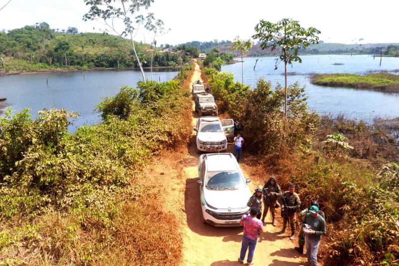 Mais de 2.300 metros de malhadeiras irregulares, arpões, armadilhas para pássaros, armas de fogo, motosserras, gaiolas e outros apetrechos utilizados na prática de crimes  ambientais, como pesca predatória, desmatamento e caça, foram apreendidos na região do Mosaico Lago de Tucuruí, no sudeste paraense.  <div class='credito_fotos'>Foto: ASCOM / IDEFLOR-BIO   |   <a href='/midias/2019/originais/5398_acaointegrada.jpg' download><i class='fa-solid fa-download'></i> Download</a></div>