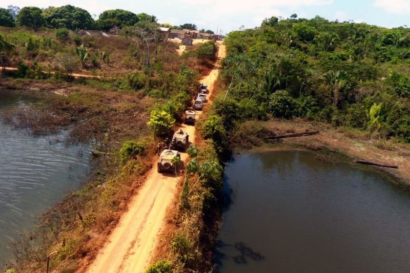 Mais de 2.300 metros de malhadeiras irregulares, arpões, armadilhas para pássaros, armas de fogo, motosserras, gaiolas e outros apetrechos utilizados na prática de crimes  ambientais, como pesca predatória, desmatamento e caça, foram apreendidos na região do Mosaico Lago de Tucuruí, no sudeste paraense.  <div class='credito_fotos'>Foto: ASCOM / IDEFLOR-BIO   |   <a href='/midias/2019/originais/5398_acaointegrada1.jpg' download><i class='fa-solid fa-download'></i> Download</a></div>