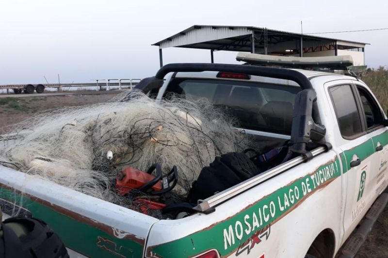 Mais de 2.300 metros de malhadeiras irregulares, arpões, armadilhas para pássaros, armas de fogo, motosserras, gaiolas e outros apetrechos utilizados na prática de crimes  ambientais, como pesca predatória, desmatamento e caça, foram apreendidos na região do Mosaico Lago de Tucuruí, no sudeste paraense.  <div class='credito_fotos'>Foto: ASCOM / IDEFLOR-BIO   |   <a href='/midias/2019/originais/5398_malhadeiras.jpg' download><i class='fa-solid fa-download'></i> Download</a></div>