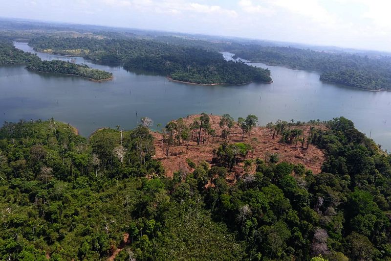 Mais de 2.300 metros de malhadeiras irregulares, arpões, armadilhas para pássaros, armas de fogo, motosserras, gaiolas e outros apetrechos utilizados na prática de crimes  ambientais, como pesca predatória, desmatamento e caça, foram apreendidos na região do Mosaico Lago de Tucuruí, no sudeste paraense.  <div class='credito_fotos'>Foto: ASCOM / IDEFLOR-BIO   |   <a href='/midias/2019/originais/5398_mosaicodetucurui.jpg' download><i class='fa-solid fa-download'></i> Download</a></div>