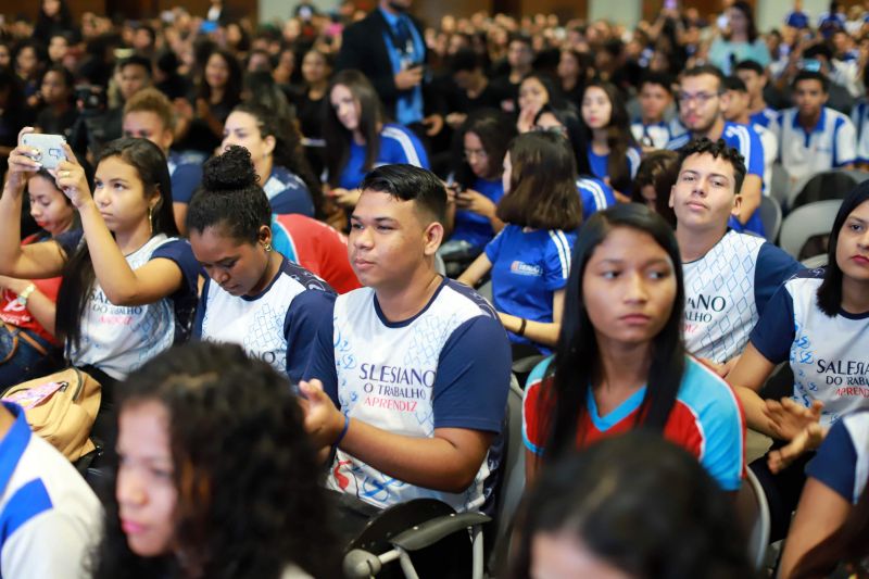 Com o objetivo de avançar no incentivo à educação e à inserção dos jovens no mercado de trabalho, o “Primeiro Ofício” articula e une esforços de 24 instituições integradas ao Fórum Paraense de Aprendizagem Profissional (Fopap), entre elas, a Secretaria de Assistência Social, Trabalho, Emprego e Renda (Seaster). <div class='credito_fotos'>Foto: Marco Santos / Ag. Pará   |   <a href='/midias/2019/originais/5400_lancamentoprimeirooficio_marcosantos_0013.jpg' download><i class='fa-solid fa-download'></i> Download</a></div>