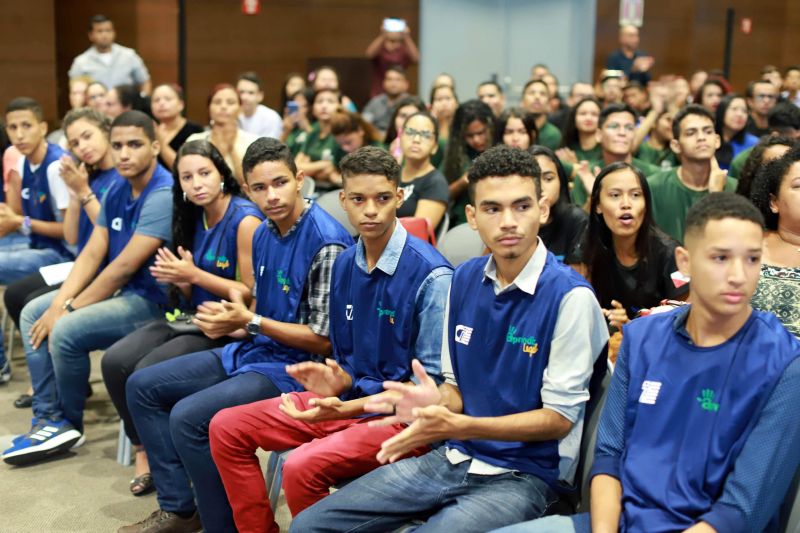 Com o objetivo de avançar no incentivo à educação e à inserção dos jovens no mercado de trabalho, o “Primeiro Ofício” articula e une esforços de 24 instituições integradas ao Fórum Paraense de Aprendizagem Profissional (Fopap), entre elas, a Secretaria de Assistência Social, Trabalho, Emprego e Renda (Seaster). <div class='credito_fotos'>Foto: Marco Santos / Ag. Pará   |   <a href='/midias/2019/originais/5400_lancamentoprimeirooficio_marcosantos_0014.jpg' download><i class='fa-solid fa-download'></i> Download</a></div>