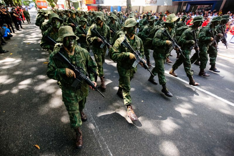 Mais de 4,5 mil pessoas, entre homens e mulheres de tropas federais, estaduais, municipais e grupamentos não institucionais desfilaram pela Avenida Presidente Vargas, neste sábado (7), em Belém, pelo Dia da Independência do Brasil.  <div class='credito_fotos'>Foto: Bruno Cecim / Ag.Pará   |   <a href='/midias/2019/originais/5413__j1o0128.jpg' download><i class='fa-solid fa-download'></i> Download</a></div>