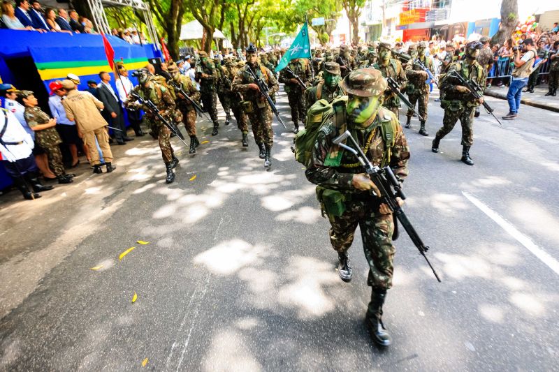 Mais de 4,5 mil pessoas, entre homens e mulheres de tropas federais, estaduais, municipais e grupamentos não institucionais desfilaram pela Avenida Presidente Vargas, neste sábado (7), em Belém, pelo Dia da Independência do Brasil.  <div class='credito_fotos'>Foto: Bruno Cecim / Ag.Pará   |   <a href='/midias/2019/originais/5413__j1o0211.jpg' download><i class='fa-solid fa-download'></i> Download</a></div>