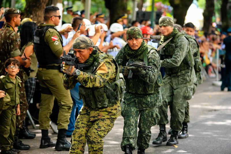 Mais de 4,5 mil pessoas, entre homens e mulheres de tropas federais, estaduais, municipais e grupamentos não institucionais desfilaram pela Avenida Presidente Vargas, neste sábado (7), em Belém, pelo Dia da Independência do Brasil.  <div class='credito_fotos'>Foto: Bruno Cecim / Ag.Pará   |   <a href='/midias/2019/originais/5413__j1o0445.jpg' download><i class='fa-solid fa-download'></i> Download</a></div>