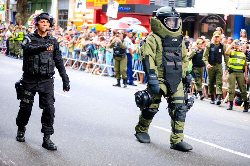 Mais de 4,5 mil pessoas, entre homens e mulheres de tropas federais, estaduais, municipais e grupamentos não institucionais desfilaram pela Avenida Presidente Vargas, neste sábado (7), em Belém, pelo Dia da Independência do Brasil.  <div class='credito_fotos'>Foto: Bruno Cecim / Ag.Pará   |   <a href='/midias/2019/originais/5413__j1o0469.jpg' download><i class='fa-solid fa-download'></i> Download</a></div>