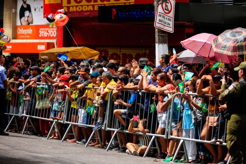 Mais de 4,5 mil pessoas, entre homens e mulheres de tropas federais, estaduais, municipais e grupamentos não institucionais desfilaram pela Avenida Presidente Vargas, neste sábado (7), em Belém, pelo Dia da Independência do Brasil.  <div class='credito_fotos'>Foto: Bruno Cecim / Ag.Pará   |   <a href='/midias/2019/originais/5413__j1o0497.jpg' download><i class='fa-solid fa-download'></i> Download</a></div>