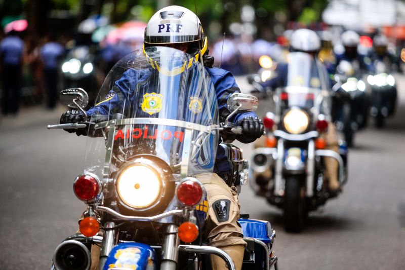 Mais de 4,5 mil pessoas, entre homens e mulheres de tropas federais, estaduais, municipais e grupamentos não institucionais desfilaram pela Avenida Presidente Vargas, neste sábado (7), em Belém, pelo Dia da Independência do Brasil.  <div class='credito_fotos'>Foto: Bruno Cecim / Ag.Pará   |   <a href='/midias/2019/originais/5413__j1o0592.jpg' download><i class='fa-solid fa-download'></i> Download</a></div>