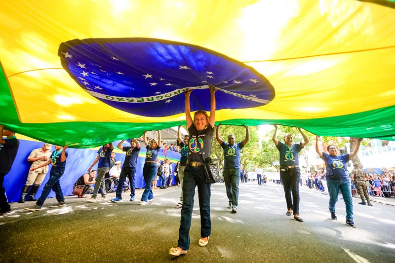 Mais de 4,5 mil pessoas, entre homens e mulheres de tropas federais, estaduais, municipais e grupamentos não institucionais desfilaram pela Avenida Presidente Vargas, neste sábado (7), em Belém, pelo Dia da Independência do Brasil.  <div class='credito_fotos'>Foto: Bruno Cecim / Ag.Pará   |   <a href='/midias/2019/originais/5413__j1o9949.jpg' download><i class='fa-solid fa-download'></i> Download</a></div>