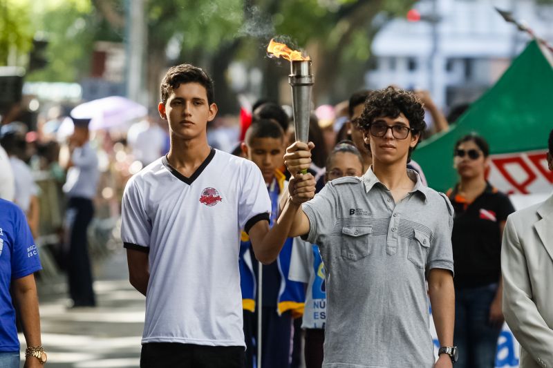 A abertura do desfile foi realizada pelo pelotão de 30 alunos de escolas estaduais e 20 atletas do Núcleo de Esporte e Lazer (NEL) da modalidade de ginástica rítmica e por atletas paralímpicos e olímpicos da Secretaria de Estado de Educação (Seduc). O grupo fez a entrega da Tocha da Paz ao general Paulo Sérgio Nogueira, do Comando Militar do Norte. O instrumento simbólico representa o esforço coletivo para alimentar e intensificar a nacionalidade; o repúdio às drogas, à discriminação e a todo tipo de violência.  <div class='credito_fotos'>Foto: Marcelo Seabra / Ag. Pará   |   <a href='/midias/2019/originais/5414_20190907085636__mg_2922.jpg' download><i class='fa-solid fa-download'></i> Download</a></div>