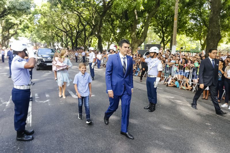 A abertura do desfile foi realizada pelo pelotão de 30 alunos de escolas estaduais e 20 atletas do Núcleo de Esporte e Lazer (NEL) da modalidade de ginástica rítmica e por atletas paralímpicos e olímpicos da Secretaria de Estado de Educação (Seduc). O grupo fez a entrega da Tocha da Paz ao general Paulo Sérgio Nogueira, do Comando Militar do Norte. O instrumento simbólico representa o esforço coletivo para alimentar e intensificar a nacionalidade; o repúdio às drogas, à discriminação e a todo tipo de violência.  <div class='credito_fotos'>Foto: Marcelo Seabra / Ag. Pará   |   <a href='/midias/2019/originais/5414_20190907092038__mg_3213.jpg' download><i class='fa-solid fa-download'></i> Download</a></div>