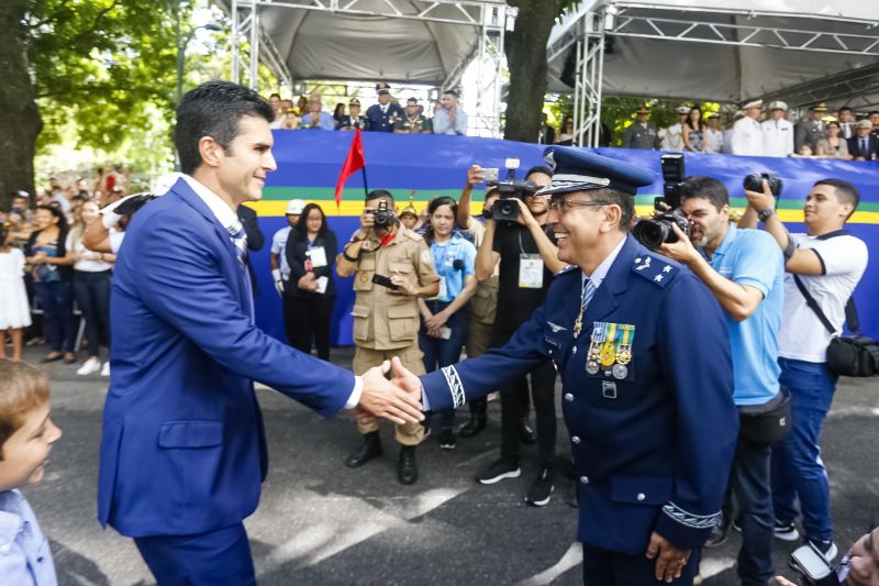 A abertura do desfile foi realizada pelo pelotão de 30 alunos de escolas estaduais e 20 atletas do Núcleo de Esporte e Lazer (NEL) da modalidade de ginástica rítmica e por atletas paralímpicos e olímpicos da Secretaria de Estado de Educação (Seduc). O grupo fez a entrega da Tocha da Paz ao general Paulo Sérgio Nogueira, do Comando Militar do Norte. O instrumento simbólico representa o esforço coletivo para alimentar e intensificar a nacionalidade; o repúdio às drogas, à discriminação e a todo tipo de violência.  <div class='credito_fotos'>Foto: Marcelo Seabra / Ag. Pará   |   <a href='/midias/2019/originais/5414_20190907092041__mg_3217.jpg' download><i class='fa-solid fa-download'></i> Download</a></div>