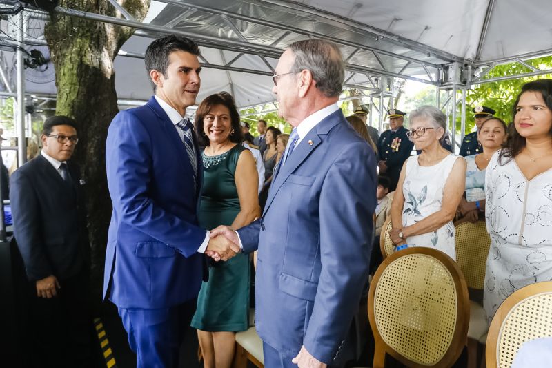 A abertura do desfile foi realizada pelo pelotão de 30 alunos de escolas estaduais e 20 atletas do Núcleo de Esporte e Lazer (NEL) da modalidade de ginástica rítmica e por atletas paralímpicos e olímpicos da Secretaria de Estado de Educação (Seduc). O grupo fez a entrega da Tocha da Paz ao general Paulo Sérgio Nogueira, do Comando Militar do Norte. O instrumento simbólico representa o esforço coletivo para alimentar e intensificar a nacionalidade; o repúdio às drogas, à discriminação e a todo tipo de violência.  <div class='credito_fotos'>Foto: Marcelo Seabra / Ag. Pará   |   <a href='/midias/2019/originais/5414_20190907092304__mg_3285.jpg' download><i class='fa-solid fa-download'></i> Download</a></div>