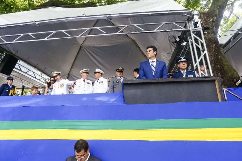 A abertura do desfile foi realizada pelo pelotão de 30 alunos de escolas estaduais e 20 atletas do Núcleo de Esporte e Lazer (NEL) da modalidade de ginástica rítmica e por atletas paralímpicos e olímpicos da Secretaria de Estado de Educação (Seduc). O grupo fez a entrega da Tocha da Paz ao general Paulo Sérgio Nogueira, do Comando Militar do Norte. O instrumento simbólico representa o esforço coletivo para alimentar e intensificar a nacionalidade; o repúdio às drogas, à discriminação e a todo tipo de violência.  <div class='credito_fotos'>Foto: Marcelo Seabra / Ag. Pará   |   <a href='/midias/2019/originais/5414_20190907092526__mg_3297.jpg' download><i class='fa-solid fa-download'></i> Download</a></div>