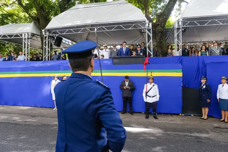 A abertura do desfile foi realizada pelo pelotão de 30 alunos de escolas estaduais e 20 atletas do Núcleo de Esporte e Lazer (NEL) da modalidade de ginástica rítmica e por atletas paralímpicos e olímpicos da Secretaria de Estado de Educação (Seduc). O grupo fez a entrega da Tocha da Paz ao general Paulo Sérgio Nogueira, do Comando Militar do Norte. O instrumento simbólico representa o esforço coletivo para alimentar e intensificar a nacionalidade; o repúdio às drogas, à discriminação e a todo tipo de violência.  <div class='credito_fotos'>Foto: Marcelo Seabra / Ag. Pará   |   <a href='/midias/2019/originais/5414_20190907092602__mg_3318.jpg' download><i class='fa-solid fa-download'></i> Download</a></div>