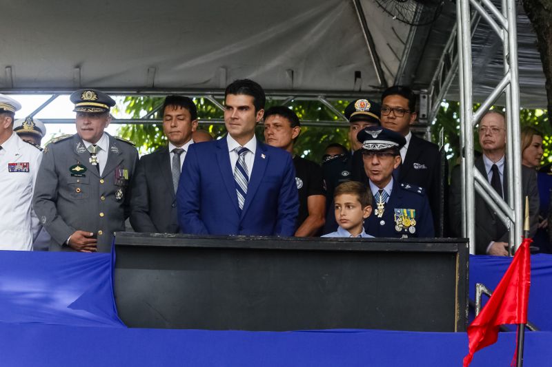 A abertura do desfile foi realizada pelo pelotão de 30 alunos de escolas estaduais e 20 atletas do Núcleo de Esporte e Lazer (NEL) da modalidade de ginástica rítmica e por atletas paralímpicos e olímpicos da Secretaria de Estado de Educação (Seduc). O grupo fez a entrega da Tocha da Paz ao general Paulo Sérgio Nogueira, do Comando Militar do Norte. O instrumento simbólico representa o esforço coletivo para alimentar e intensificar a nacionalidade; o repúdio às drogas, à discriminação e a todo tipo de violência.  <div class='credito_fotos'>Foto: Marcelo Seabra / Ag. Pará   |   <a href='/midias/2019/originais/5414_20190907092823__mg_2940.jpg' download><i class='fa-solid fa-download'></i> Download</a></div>