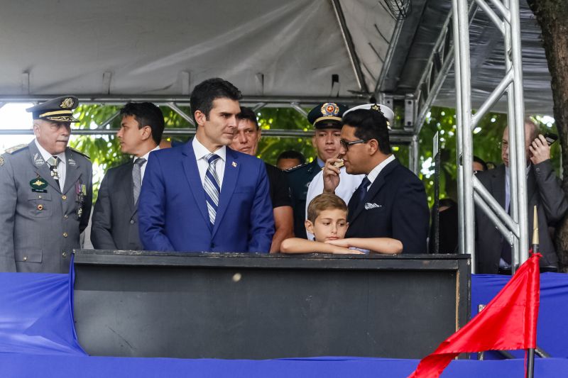 A abertura do desfile foi realizada pelo pelotão de 30 alunos de escolas estaduais e 20 atletas do Núcleo de Esporte e Lazer (NEL) da modalidade de ginástica rítmica e por atletas paralímpicos e olímpicos da Secretaria de Estado de Educação (Seduc). O grupo fez a entrega da Tocha da Paz ao general Paulo Sérgio Nogueira, do Comando Militar do Norte. O instrumento simbólico representa o esforço coletivo para alimentar e intensificar a nacionalidade; o repúdio às drogas, à discriminação e a todo tipo de violência.  <div class='credito_fotos'>Foto: Marcelo Seabra / Ag. Pará   |   <a href='/midias/2019/originais/5414_20190907092930__mg_2955.jpg' download><i class='fa-solid fa-download'></i> Download</a></div>