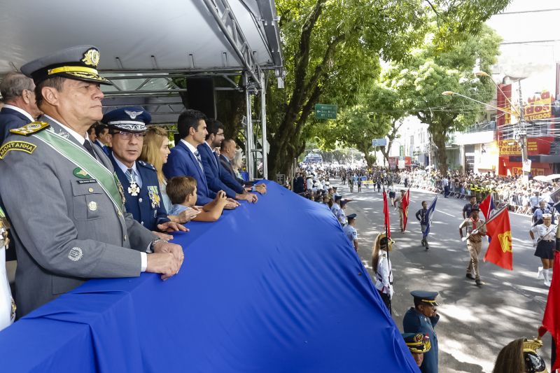 A abertura do desfile foi realizada pelo pelotão de 30 alunos de escolas estaduais e 20 atletas do Núcleo de Esporte e Lazer (NEL) da modalidade de ginástica rítmica e por atletas paralímpicos e olímpicos da Secretaria de Estado de Educação (Seduc). O grupo fez a entrega da Tocha da Paz ao general Paulo Sérgio Nogueira, do Comando Militar do Norte. O instrumento simbólico representa o esforço coletivo para alimentar e intensificar a nacionalidade; o repúdio às drogas, à discriminação e a todo tipo de violência.  <div class='credito_fotos'>Foto: Marcelo Seabra / Ag. Pará   |   <a href='/midias/2019/originais/5414_20190907093520__mg_3325.jpg' download><i class='fa-solid fa-download'></i> Download</a></div>