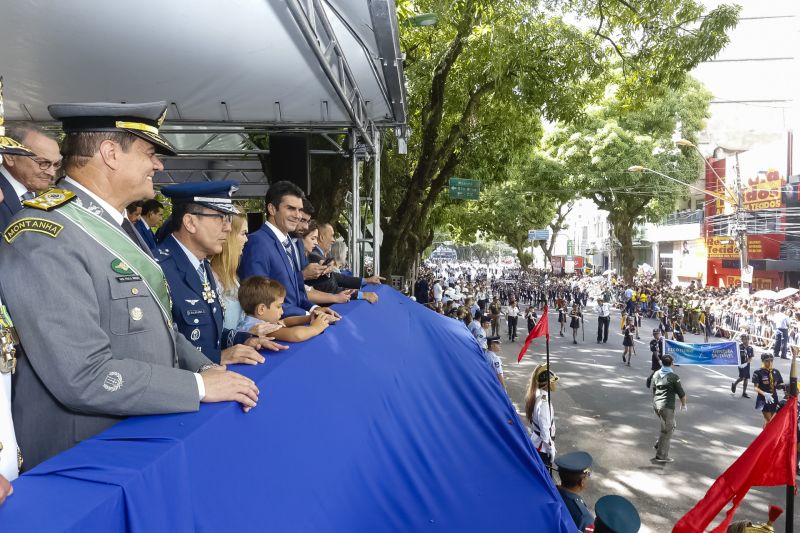 A abertura do desfile foi realizada pelo pelotão de 30 alunos de escolas estaduais e 20 atletas do Núcleo de Esporte e Lazer (NEL) da modalidade de ginástica rítmica e por atletas paralímpicos e olímpicos da Secretaria de Estado de Educação (Seduc). O grupo fez a entrega da Tocha da Paz ao general Paulo Sérgio Nogueira, do Comando Militar do Norte. O instrumento simbólico representa o esforço coletivo para alimentar e intensificar a nacionalidade; o repúdio às drogas, à discriminação e a todo tipo de violência.  <div class='credito_fotos'>Foto: Marcelo Seabra / Ag. Pará   |   <a href='/midias/2019/originais/5414_20190907093547__mg_3330.jpg' download><i class='fa-solid fa-download'></i> Download</a></div>