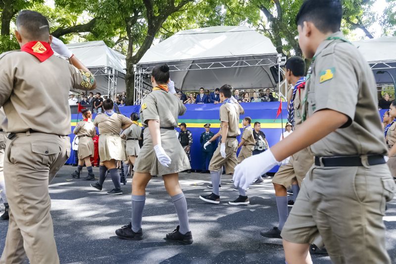 A abertura do desfile foi realizada pelo pelotão de 30 alunos de escolas estaduais e 20 atletas do Núcleo de Esporte e Lazer (NEL) da modalidade de ginástica rítmica e por atletas paralímpicos e olímpicos da Secretaria de Estado de Educação (Seduc). O grupo fez a entrega da Tocha da Paz ao general Paulo Sérgio Nogueira, do Comando Militar do Norte. O instrumento simbólico representa o esforço coletivo para alimentar e intensificar a nacionalidade; o repúdio às drogas, à discriminação e a todo tipo de violência.  <div class='credito_fotos'>Foto: Marcelo Seabra / Ag. Pará   |   <a href='/midias/2019/originais/5414_20190907093908__mg_3358.jpg' download><i class='fa-solid fa-download'></i> Download</a></div>