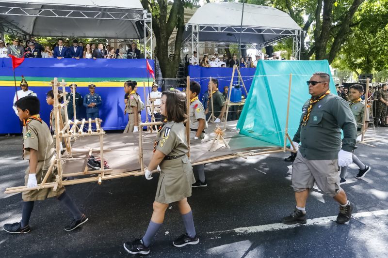 A abertura do desfile foi realizada pelo pelotão de 30 alunos de escolas estaduais e 20 atletas do Núcleo de Esporte e Lazer (NEL) da modalidade de ginástica rítmica e por atletas paralímpicos e olímpicos da Secretaria de Estado de Educação (Seduc). O grupo fez a entrega da Tocha da Paz ao general Paulo Sérgio Nogueira, do Comando Militar do Norte. O instrumento simbólico representa o esforço coletivo para alimentar e intensificar a nacionalidade; o repúdio às drogas, à discriminação e a todo tipo de violência.  <div class='credito_fotos'>Foto: Marcelo Seabra / Ag. Pará   |   <a href='/midias/2019/originais/5414_20190907093925__mg_3361.jpg' download><i class='fa-solid fa-download'></i> Download</a></div>