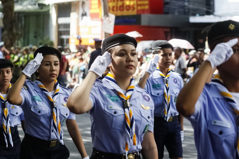 A abertura do desfile foi realizada pelo pelotão de 30 alunos de escolas estaduais e 20 atletas do Núcleo de Esporte e Lazer (NEL) da modalidade de ginástica rítmica e por atletas paralímpicos e olímpicos da Secretaria de Estado de Educação (Seduc). O grupo fez a entrega da Tocha da Paz ao general Paulo Sérgio Nogueira, do Comando Militar do Norte. O instrumento simbólico representa o esforço coletivo para alimentar e intensificar a nacionalidade; o repúdio às drogas, à discriminação e a todo tipo de violência.  <div class='credito_fotos'>Foto: Marcelo Seabra / Ag. Pará   |   <a href='/midias/2019/originais/5414_20190907093944__mg_2957.jpg' download><i class='fa-solid fa-download'></i> Download</a></div>