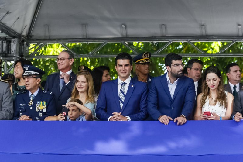 A abertura do desfile foi realizada pelo pelotão de 30 alunos de escolas estaduais e 20 atletas do Núcleo de Esporte e Lazer (NEL) da modalidade de ginástica rítmica e por atletas paralímpicos e olímpicos da Secretaria de Estado de Educação (Seduc). O grupo fez a entrega da Tocha da Paz ao general Paulo Sérgio Nogueira, do Comando Militar do Norte. O instrumento simbólico representa o esforço coletivo para alimentar e intensificar a nacionalidade; o repúdio às drogas, à discriminação e a todo tipo de violência.  <div class='credito_fotos'>Foto: Marcelo Seabra / Ag. Pará   |   <a href='/midias/2019/originais/5414_20190907094033__mg_2958.jpg' download><i class='fa-solid fa-download'></i> Download</a></div>