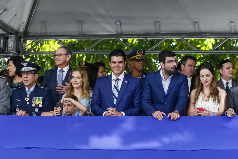 A abertura do desfile foi realizada pelo pelotão de 30 alunos de escolas estaduais e 20 atletas do Núcleo de Esporte e Lazer (NEL) da modalidade de ginástica rítmica e por atletas paralímpicos e olímpicos da Secretaria de Estado de Educação (Seduc). O grupo fez a entrega da Tocha da Paz ao general Paulo Sérgio Nogueira, do Comando Militar do Norte. O instrumento simbólico representa o esforço coletivo para alimentar e intensificar a nacionalidade; o repúdio às drogas, à discriminação e a todo tipo de violência.  <div class='credito_fotos'>Foto: Marcelo Seabra / Ag. Pará   |   <a href='/midias/2019/originais/5414_20190907094033__mg_2961.jpg' download><i class='fa-solid fa-download'></i> Download</a></div>