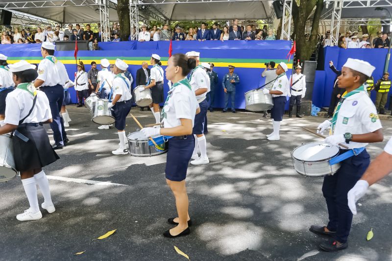 A abertura do desfile foi realizada pelo pelotão de 30 alunos de escolas estaduais e 20 atletas do Núcleo de Esporte e Lazer (NEL) da modalidade de ginástica rítmica e por atletas paralímpicos e olímpicos da Secretaria de Estado de Educação (Seduc). O grupo fez a entrega da Tocha da Paz ao general Paulo Sérgio Nogueira, do Comando Militar do Norte. O instrumento simbólico representa o esforço coletivo para alimentar e intensificar a nacionalidade; o repúdio às drogas, à discriminação e a todo tipo de violência.  <div class='credito_fotos'>Foto: Marcelo Seabra / Ag. Pará   |   <a href='/midias/2019/originais/5414_20190907094136__mg_3368.jpg' download><i class='fa-solid fa-download'></i> Download</a></div>