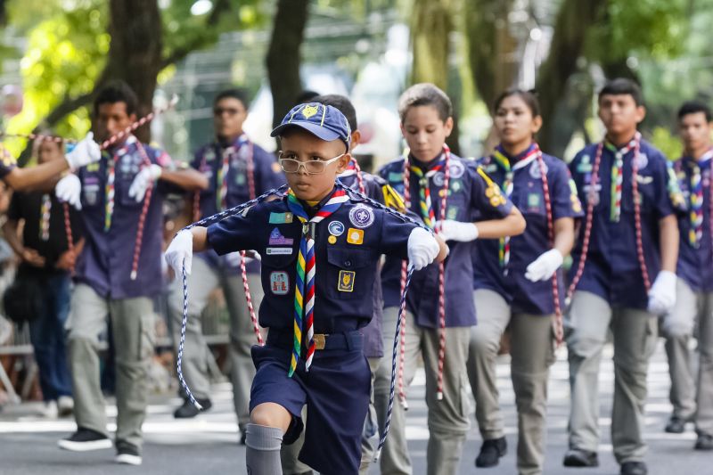 A abertura do desfile foi realizada pelo pelotão de 30 alunos de escolas estaduais e 20 atletas do Núcleo de Esporte e Lazer (NEL) da modalidade de ginástica rítmica e por atletas paralímpicos e olímpicos da Secretaria de Estado de Educação (Seduc). O grupo fez a entrega da Tocha da Paz ao general Paulo Sérgio Nogueira, do Comando Militar do Norte. O instrumento simbólico representa o esforço coletivo para alimentar e intensificar a nacionalidade; o repúdio às drogas, à discriminação e a todo tipo de violência.  <div class='credito_fotos'>Foto: Marcelo Seabra / Ag. Pará   |   <a href='/midias/2019/originais/5414_20190907094219__mg_2966.jpg' download><i class='fa-solid fa-download'></i> Download</a></div>