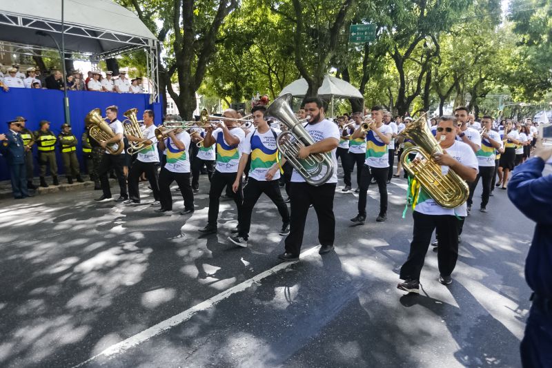 A abertura do desfile foi realizada pelo pelotão de 30 alunos de escolas estaduais e 20 atletas do Núcleo de Esporte e Lazer (NEL) da modalidade de ginástica rítmica e por atletas paralímpicos e olímpicos da Secretaria de Estado de Educação (Seduc). O grupo fez a entrega da Tocha da Paz ao general Paulo Sérgio Nogueira, do Comando Militar do Norte. O instrumento simbólico representa o esforço coletivo para alimentar e intensificar a nacionalidade; o repúdio às drogas, à discriminação e a todo tipo de violência.  <div class='credito_fotos'>Foto: Marcelo Seabra / Ag. Pará   |   <a href='/midias/2019/originais/5414_20190907094236__mg_3369.jpg' download><i class='fa-solid fa-download'></i> Download</a></div>