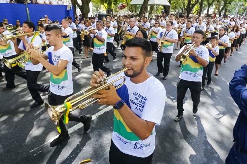 A abertura do desfile foi realizada pelo pelotão de 30 alunos de escolas estaduais e 20 atletas do Núcleo de Esporte e Lazer (NEL) da modalidade de ginástica rítmica e por atletas paralímpicos e olímpicos da Secretaria de Estado de Educação (Seduc). O grupo fez a entrega da Tocha da Paz ao general Paulo Sérgio Nogueira, do Comando Militar do Norte. O instrumento simbólico representa o esforço coletivo para alimentar e intensificar a nacionalidade; o repúdio às drogas, à discriminação e a todo tipo de violência.  <div class='credito_fotos'>Foto: Marcelo Seabra / Ag. Pará   |   <a href='/midias/2019/originais/5414_20190907094239__mg_3373.jpg' download><i class='fa-solid fa-download'></i> Download</a></div>