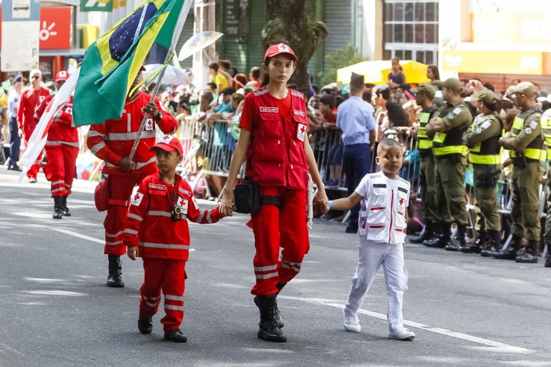 A abertura do desfile foi realizada pelo pelotão de 30 alunos de escolas estaduais e 20 atletas do Núcleo de Esporte e Lazer (NEL) da modalidade de ginástica rítmica e por atletas paralímpicos e olímpicos da Secretaria de Estado de Educação (Seduc). O grupo fez a entrega da Tocha da Paz ao general Paulo Sérgio Nogueira, do Comando Militar do Norte. O instrumento simbólico representa o esforço coletivo para alimentar e intensificar a nacionalidade; o repúdio às drogas, à discriminação e a todo tipo de violência.  <div class='credito_fotos'>Foto: Marcelo Seabra / Ag. Pará   |   <a href='/midias/2019/originais/5414_20190907094957__mg_2993.jpg' download><i class='fa-solid fa-download'></i> Download</a></div>