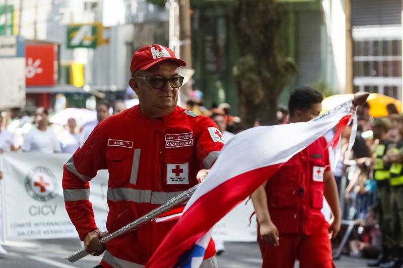 A abertura do desfile foi realizada pelo pelotão de 30 alunos de escolas estaduais e 20 atletas do Núcleo de Esporte e Lazer (NEL) da modalidade de ginástica rítmica e por atletas paralímpicos e olímpicos da Secretaria de Estado de Educação (Seduc). O grupo fez a entrega da Tocha da Paz ao general Paulo Sérgio Nogueira, do Comando Militar do Norte. O instrumento simbólico representa o esforço coletivo para alimentar e intensificar a nacionalidade; o repúdio às drogas, à discriminação e a todo tipo de violência.  <div class='credito_fotos'>Foto: Marcelo Seabra / Ag. Pará   |   <a href='/midias/2019/originais/5414_20190907095012__mg_3001.jpg' download><i class='fa-solid fa-download'></i> Download</a></div>