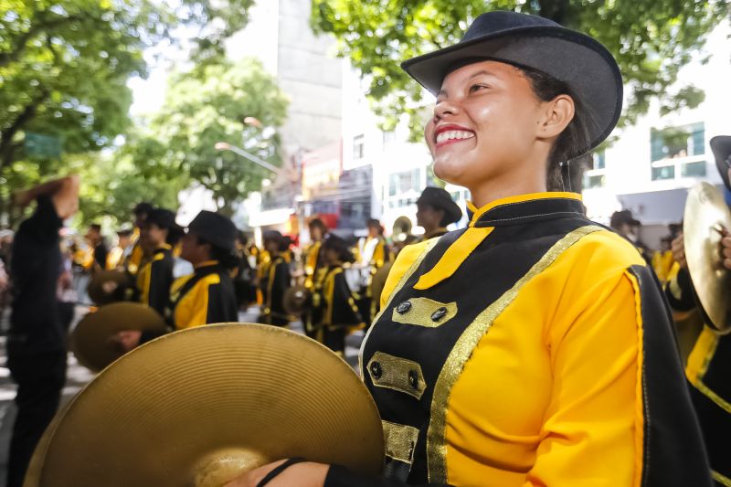 A abertura do desfile foi realizada pelo pelotão de 30 alunos de escolas estaduais e 20 atletas do Núcleo de Esporte e Lazer (NEL) da modalidade de ginástica rítmica e por atletas paralímpicos e olímpicos da Secretaria de Estado de Educação (Seduc). O grupo fez a entrega da Tocha da Paz ao general Paulo Sérgio Nogueira, do Comando Militar do Norte. O instrumento simbólico representa o esforço coletivo para alimentar e intensificar a nacionalidade; o repúdio às drogas, à discriminação e a todo tipo de violência.  <div class='credito_fotos'>Foto: Marcelo Seabra / Ag. Pará   |   <a href='/midias/2019/originais/5414_20190907095152__mg_3402.jpg' download><i class='fa-solid fa-download'></i> Download</a></div>