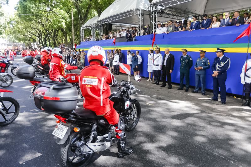 A abertura do desfile foi realizada pelo pelotão de 30 alunos de escolas estaduais e 20 atletas do Núcleo de Esporte e Lazer (NEL) da modalidade de ginástica rítmica e por atletas paralímpicos e olímpicos da Secretaria de Estado de Educação (Seduc). O grupo fez a entrega da Tocha da Paz ao general Paulo Sérgio Nogueira, do Comando Militar do Norte. O instrumento simbólico representa o esforço coletivo para alimentar e intensificar a nacionalidade; o repúdio às drogas, à discriminação e a todo tipo de violência.  <div class='credito_fotos'>Foto: Marcelo Seabra / Ag. Pará   |   <a href='/midias/2019/originais/5414_20190907095308__mg_3411.jpg' download><i class='fa-solid fa-download'></i> Download</a></div>