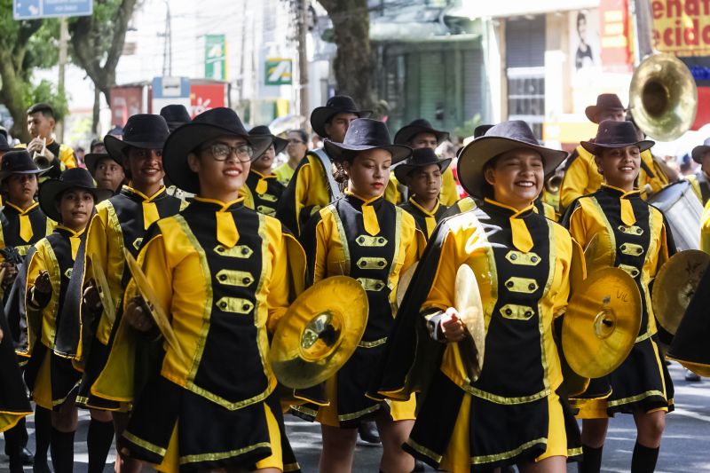 A abertura do desfile foi realizada pelo pelotão de 30 alunos de escolas estaduais e 20 atletas do Núcleo de Esporte e Lazer (NEL) da modalidade de ginástica rítmica e por atletas paralímpicos e olímpicos da Secretaria de Estado de Educação (Seduc). O grupo fez a entrega da Tocha da Paz ao general Paulo Sérgio Nogueira, do Comando Militar do Norte. O instrumento simbólico representa o esforço coletivo para alimentar e intensificar a nacionalidade; o repúdio às drogas, à discriminação e a todo tipo de violência.  <div class='credito_fotos'>Foto: Marcelo Seabra / Ag. Pará   |   <a href='/midias/2019/originais/5414_20190907095324__mg_3007.jpg' download><i class='fa-solid fa-download'></i> Download</a></div>