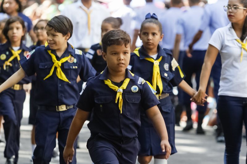 A abertura do desfile foi realizada pelo pelotão de 30 alunos de escolas estaduais e 20 atletas do Núcleo de Esporte e Lazer (NEL) da modalidade de ginástica rítmica e por atletas paralímpicos e olímpicos da Secretaria de Estado de Educação (Seduc). O grupo fez a entrega da Tocha da Paz ao general Paulo Sérgio Nogueira, do Comando Militar do Norte. O instrumento simbólico representa o esforço coletivo para alimentar e intensificar a nacionalidade; o repúdio às drogas, à discriminação e a todo tipo de violência.  <div class='credito_fotos'>Foto: Marcelo Seabra / Ag. Pará   |   <a href='/midias/2019/originais/5414_20190907095810__mg_3029.jpg' download><i class='fa-solid fa-download'></i> Download</a></div>