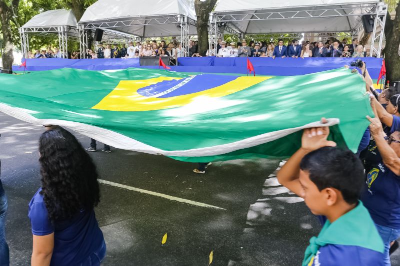 A abertura do desfile foi realizada pelo pelotão de 30 alunos de escolas estaduais e 20 atletas do Núcleo de Esporte e Lazer (NEL) da modalidade de ginástica rítmica e por atletas paralímpicos e olímpicos da Secretaria de Estado de Educação (Seduc). O grupo fez a entrega da Tocha da Paz ao general Paulo Sérgio Nogueira, do Comando Militar do Norte. O instrumento simbólico representa o esforço coletivo para alimentar e intensificar a nacionalidade; o repúdio às drogas, à discriminação e a todo tipo de violência.  <div class='credito_fotos'>Foto: Marcelo Seabra / Ag. Pará   |   <a href='/midias/2019/originais/5414_20190907100000__mg_3433.jpg' download><i class='fa-solid fa-download'></i> Download</a></div>