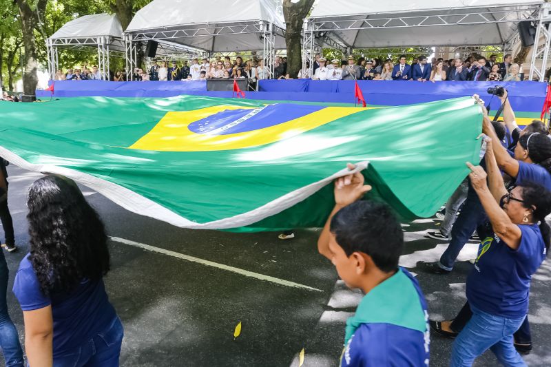 A abertura do desfile foi realizada pelo pelotão de 30 alunos de escolas estaduais e 20 atletas do Núcleo de Esporte e Lazer (NEL) da modalidade de ginástica rítmica e por atletas paralímpicos e olímpicos da Secretaria de Estado de Educação (Seduc). O grupo fez a entrega da Tocha da Paz ao general Paulo Sérgio Nogueira, do Comando Militar do Norte. O instrumento simbólico representa o esforço coletivo para alimentar e intensificar a nacionalidade; o repúdio às drogas, à discriminação e a todo tipo de violência.  <div class='credito_fotos'>Foto: Marcelo Seabra / Ag. Pará   |   <a href='/midias/2019/originais/5414_20190907100001__mg_3434.jpg' download><i class='fa-solid fa-download'></i> Download</a></div>